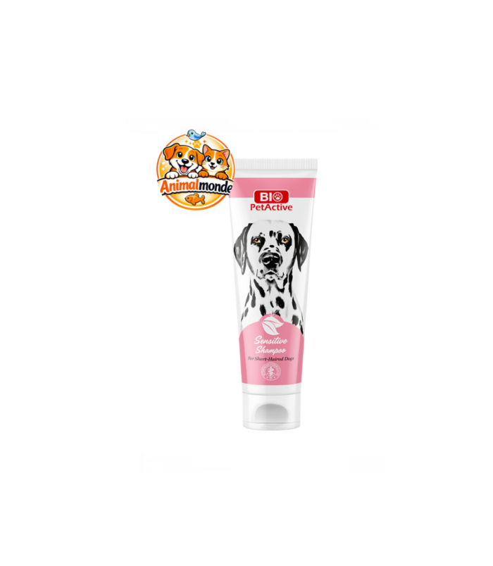 BIO PetActive Sensitive Shampoo For Short-Haired Dogs Un shampooing doux spécialement formulé pour les chiens à poil court, nettoyant efficacement tout en respectant les peaux sensibles pour un pelage propre, doux et brillant.