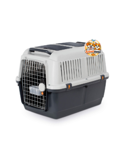 Une cage de transport robuste et conforme IATA, idéale pour voyager sereinement avec votre chien ou votre chat.