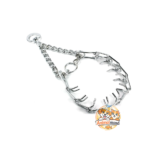 Le Collier Étrangleur à Griffes pour Chien est un accessoire de dressage conçu pour aider à corriger les comportements de traction lors des promenades. Fabriqué en acier inoxydable robuste avec finition chromée, il offre une excellente résistance à l’usure et à la corrosion. Son système à maillons amovibles permet d’ajuster facilement la taille du collier en fonction du tour de cou du chien. Les extrémités des griffes sont protégées par des embouts afin d'améliorer le confort de l’animal. Convient particulièrement aux chiens de taille moyenne à grande lorsqu'il est utilisé de manière responsable et sous surveillance. Avantages : > Acier inoxydable résistant : Durable et anticorrosion. Taille ajustable : Maillons amovibles pour un ajustement personnalisé. Embouts de protection : Confort amélioré pour le chien. Anneau solide pour laisse : Fixation sécurisée et fiable. Idéal pour le dressage : Aide à limiter les tractions excessives.